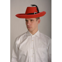 Шляпа красная с пером