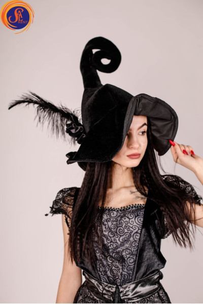 Шляпа ведьмы с пером