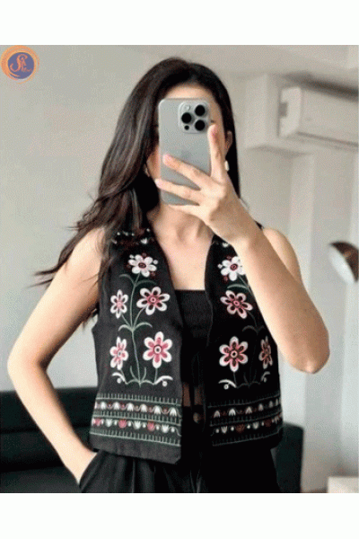 Жилетка з вишивкою на завʼязках