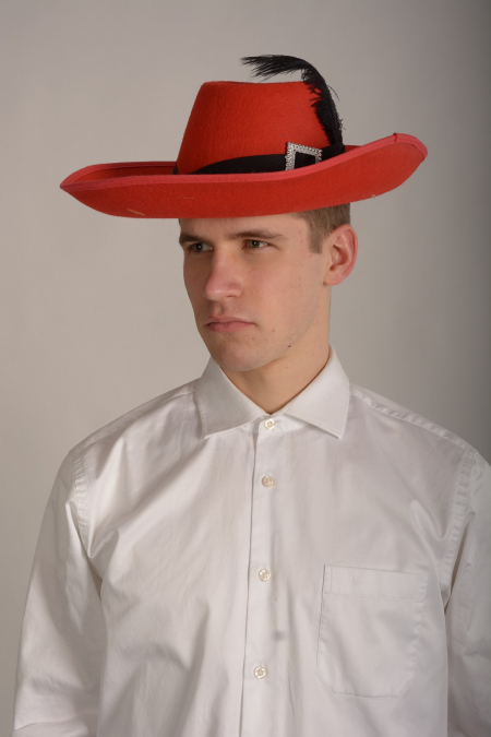 Шляпа красная с пером